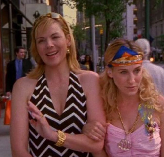 Você sabia que há rumores que dizem que Sarah e Kim Cattrall se odiavam desde a primeira temporada? E isso ficou ainda mais acirrado depois que Sarah se tornou produtora da série. Como a amizade entre as duas na atração era tão convincente, os fãs não faziam ideia das desavenças entre elas. Em tapetes vermelhos, porém, elas sempre ficavam longe uma da outra e, na hora de posar para fotos, com as quatro atrizes juntas, Sarah e Kim ficavam em lados opostos. Além disso, elas também já chegaram a trocar diversas alfinetadas publicamente. Eita! Você sabia que há rumores que dizem que Sarah e Kim Cattrall se odiavam desde a primeira temporada? E isso ficou ainda mais acirrado depois que Sarah se tornou produtora da série. Como a amizade entre as duas na atração era tão convincente, os fãs não faziam ideia das desavenças entre elas. Em tapetes vermelhos, porém, elas sempre ficavam longe uma da outra e, na hora de posar para fotos, com as quatro atrizes juntas, Sarah e Kim ficavam em lados opostos. Além disso, elas também já chegaram a trocar diversas alfinetadas publicamente. Eita!