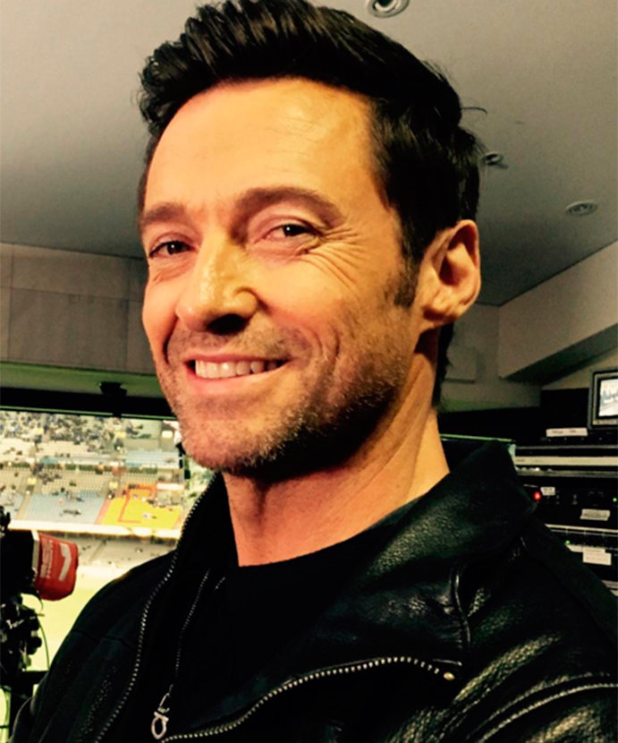 Hugh Jackman ajuda banhistas em praia na Austrália