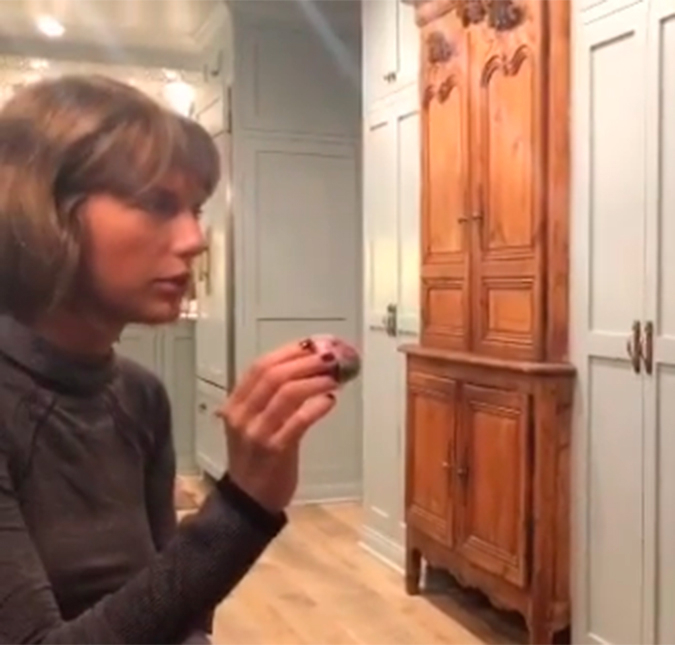 Taylor Swift comemora Páscoa em desafio de quebra ovos com seu irmão. Assista!