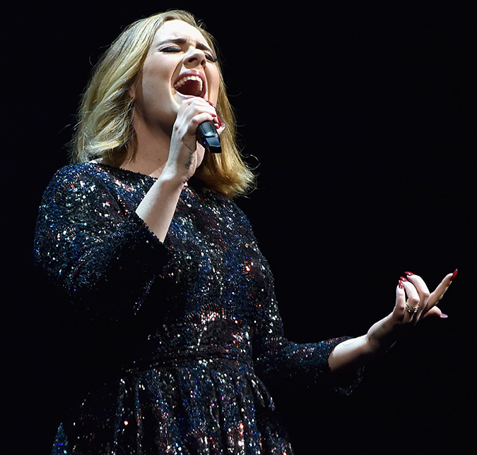 Adele desabafa sobre amamentação durante <i>show</i>