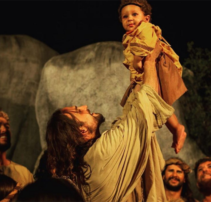 Igor Rickli contracena com filho de apenas um ano de idade durante a peça,  <i>Paixão de Cristo de Nova Jerusalém</i>
