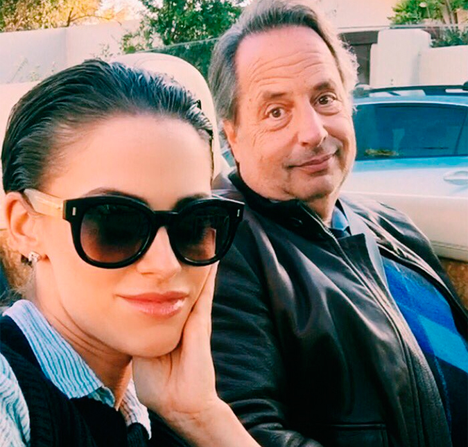 Jon Lovitz fala sobre namorar de mentirinha atriz 31 anos mais nova que ele: - <I>A novinha gosta de mim!</I>