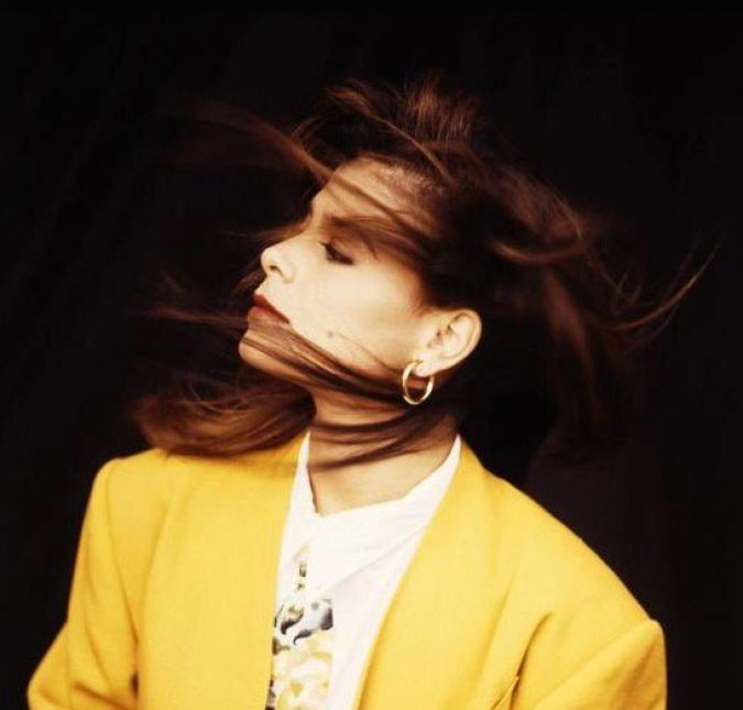 Paula Abdul, cantora de sucesso e uma das primeiras juradas do programa American Idol, também sofre com a doença e já falou sobre sua luta diária, inclusive em tapetes vermelhos, como o da organização LupisLA  Bag Ladies Luncheon  em 2014: - Eu fui diagnosticada com lúpus anos, anos atrás e eu estar aqui hoje e curada é um milagre!