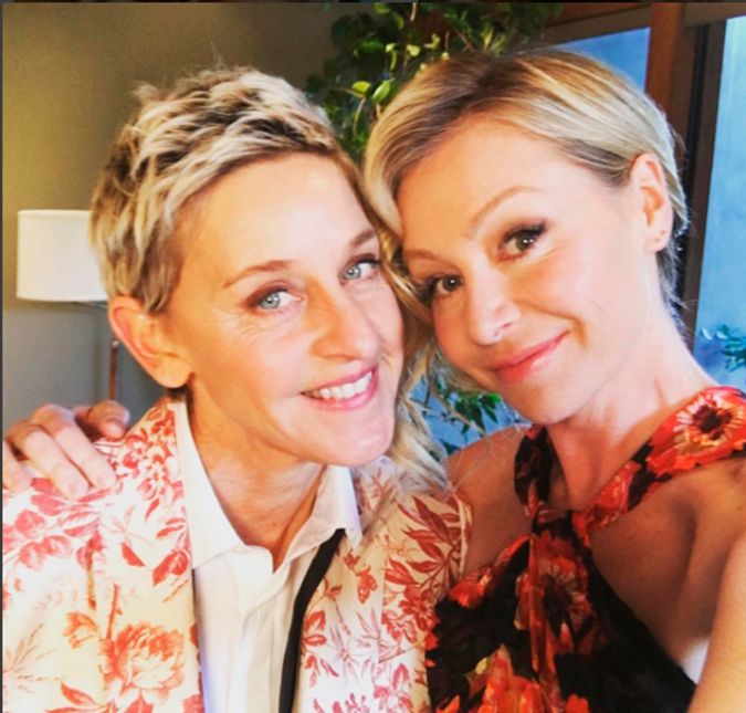 A esposa da apresentadora Ellen Degeneres, a Portia de Rossi, por exemplo, é mais uma das celebridades que sofrem com a doença de lúpus. Portia é bem romântica ao afirmar que Ellen a ajudou a superar a doença e sua depressão, e que está bem melhor com ela. Que fofas!