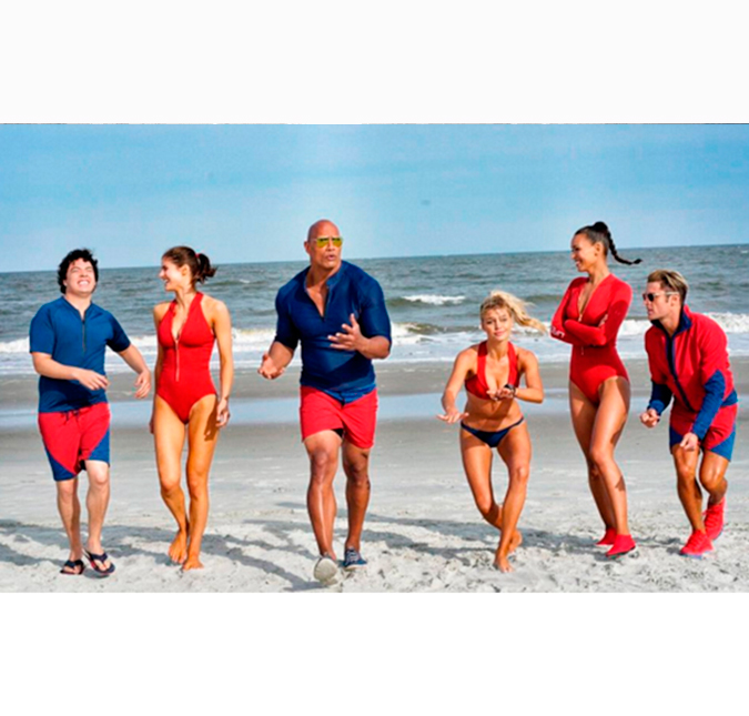 Dwayne Johnson, o <i>The Rock</i>, publica imagem do elenco de <i>Baywatch</i>