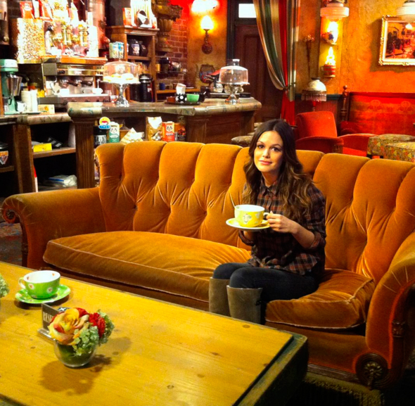 Rachel Bilson, de <i>The O.C</I> posa em <i>set</i> de <i>Friends</i> enquanto a série ganha uma versão musical!