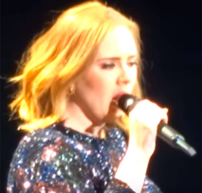 Microfone de Adele falha durante <i>show</i>, mas cantora recebe ajuda incrível do público. Assista!