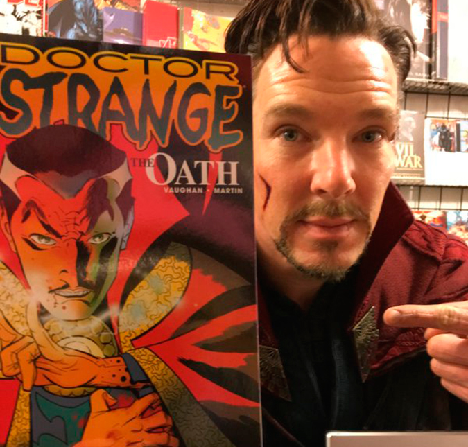 Benedict Cumberbatch visita loja de quadrinhos caracterizado como <i>Doutor Estranho</i>, confira!