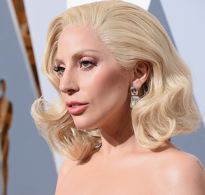 Lady Gaga surpreende ao cantar em francês e manter o vozeirão, confira o vídeo!