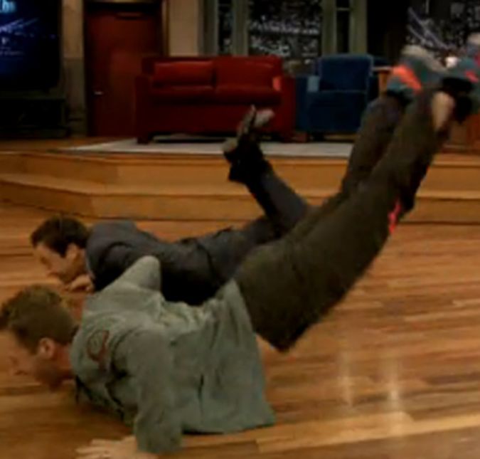 Além de ótimo músico, Chris também sabe alguns movimentos de dança. No programa do Jimmy Fallon ele mostrou suas hilária minhoca!