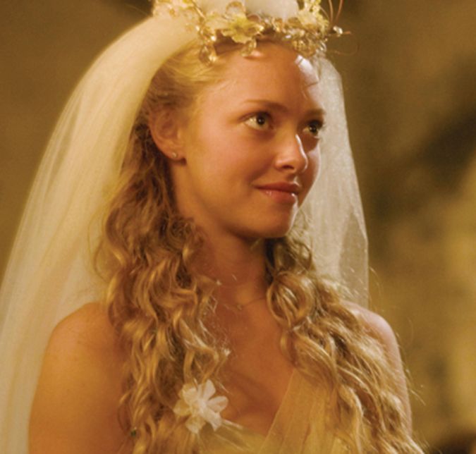 Amanda Seyfried se casa em uma ilha grega no musical Mamma Mia. E seu vestido, repleto de babados e camadas, ganhou um bordado azul. Ann Roth, que já ganhou um Oscar de Melhor Figurino, idealizou o look.