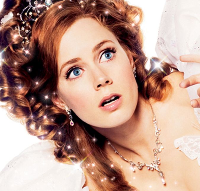 Como uma princesa: foi assim que Amy Adams se vestiu de noiva no conto de fadas da Disney, Encantada. A figurinista Mona May idealizou um vestido de mangas bufantes e muito rodado, e para alcançar tamanho volume, foram feitas mais de 20 camadas de saias. A própria atriz revelou que era difícil vestir a peça.