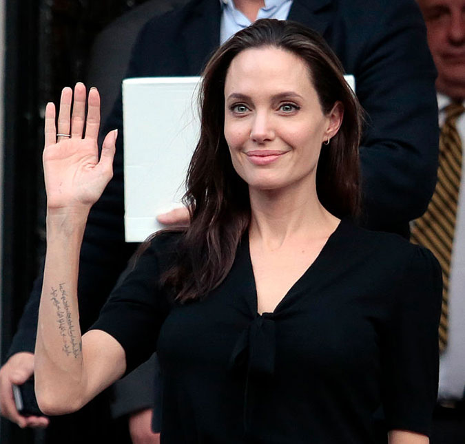 Angelina Jolie preocupa familiares com magreza excessiva, diz <i>site</i>