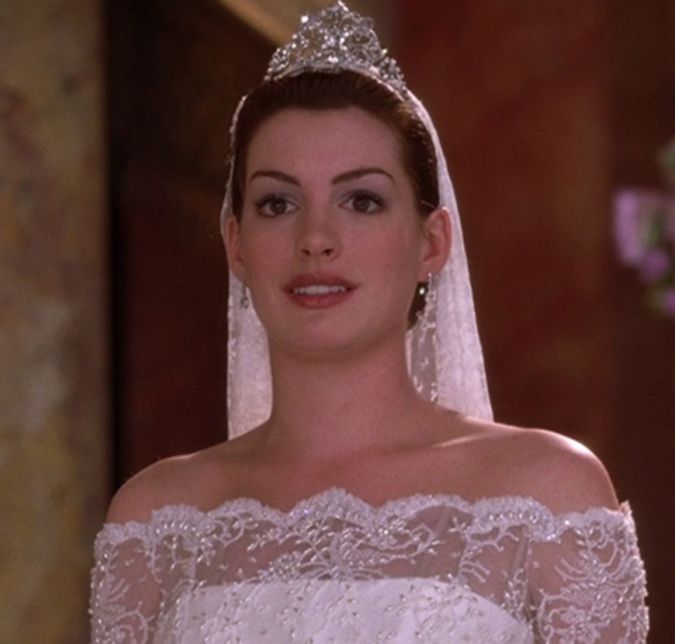 E Anne Hathaway não se vestiu de noiva apenas em Noivas em Guerra, não! Na pele da princesa Mia em O Diário da Princesa 2: Casamento Real ela usa um modelo Versace com direito a mangas rendadas, bordados em pérolas e uma longa cauda.