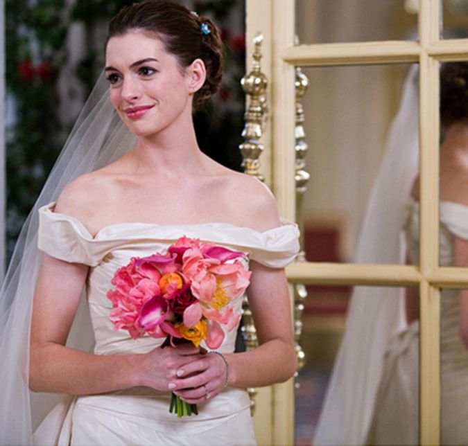 No mesmo filme, Anne Hathaway também se veste de noiva. E, embora na história de Noivas em Guerra, ela diga que usou o mesmo vestido de casamento da mãe, na realidade ele também é um Vera Wang, que até foi confeccionado em tafetá [tecido de seda trançado].