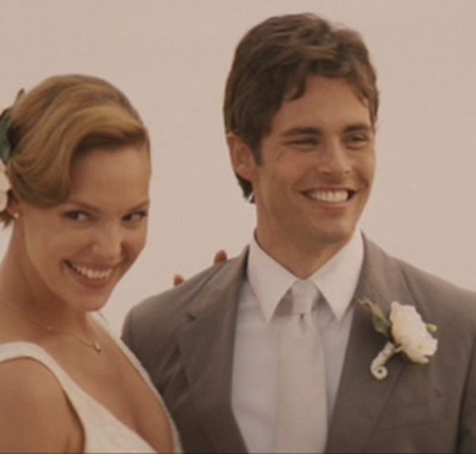 Em Vestida Para Casar, a personagem de Katherine Heigl sonhou toda a vida em se casar e, depois de se vestir de madrinha 27 vezes, ela usa um modelo sem mangas, com decote em V, da Amsale.