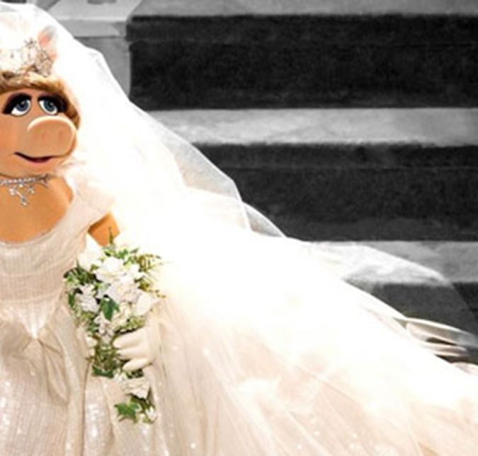 Quem pensa que a estilista britânica Vivienne Westwood parou no vestido de noiva de Carrie, está totalmente enganado, já que ela fez mais de um vestido de noiva para a ficção. A estilista criou, especialmente para Miss Piggy, de Muppets, o vestido de noiva que a personagem usou para subir ao altar com Kermit, na continuação do filme Muppets. A estilista, que é uma lenda no mundo da moda, já havia criado outros looks para a personagem e sem dúvidas arrasa com todas as suas criações!