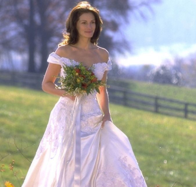 Julia Roberts precisou de muitos vestidos de noiva para fugir de seus casamentos no longa Noiva em Fuga. Mas quando subiu ao altar improvisado com o personagem de Richard Gere, ela vestiu um modelo exclusivo da Amsale.
