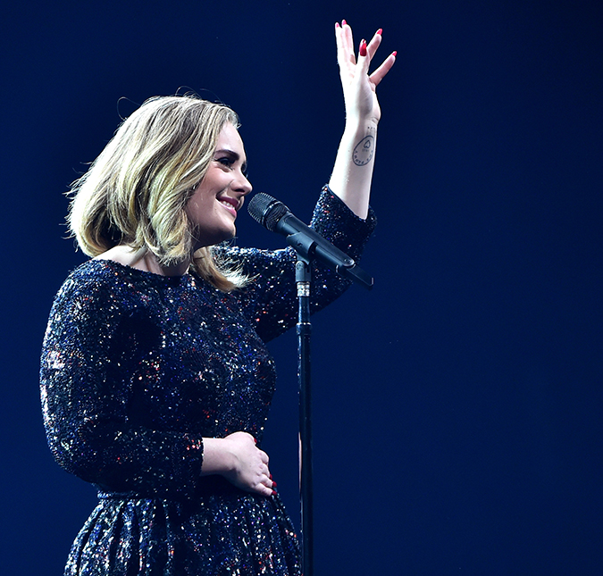 Adele se emociona em <I>show</I> ao revelar que fará mais uma pausa na carreira