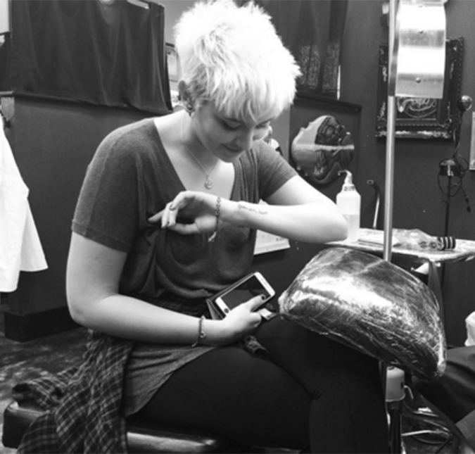 Paris Jackson compartilha vídeo no <i>Instagram</i> fazendo nova tatuagem, veja!