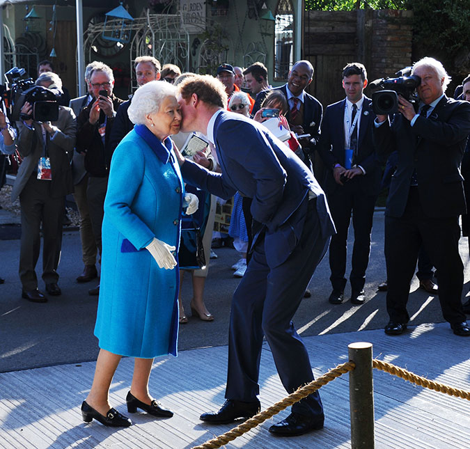 Príncipe Harry admite que enxerga Elizabeth <I>mais como uma Rainha</I> do que como sua avó, entenda o caso!