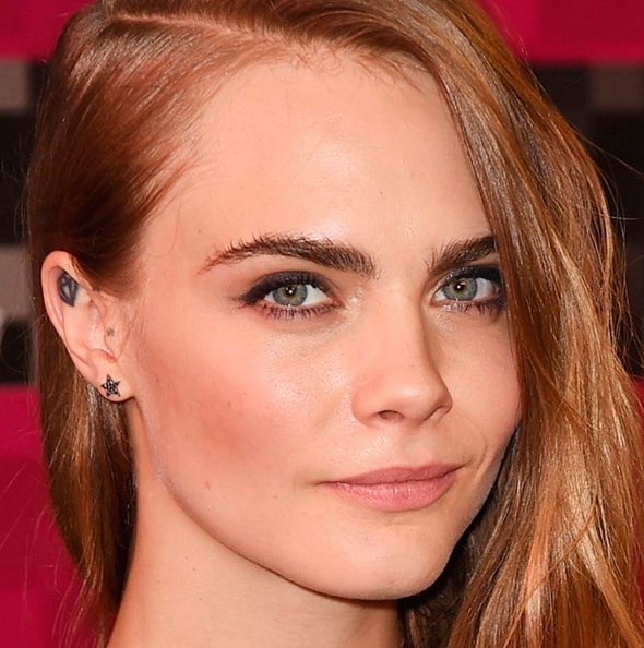 Cara Delevingne é o novo rosto de marca de cosméticos