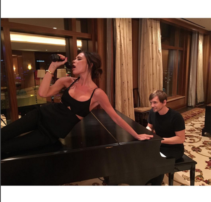 Em meio a rumores de turnê das <i>Spice Girls</i>, Victoria Beckham canta em Las Vegas