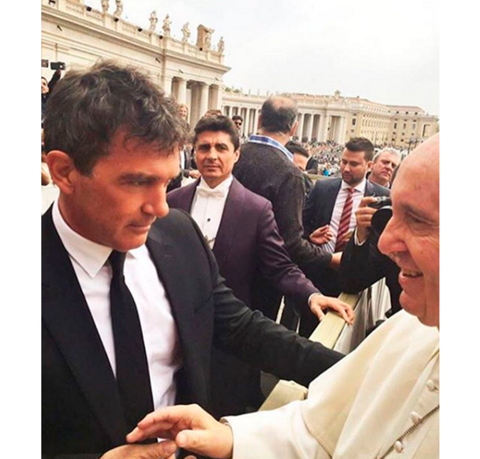 Antonio Banderas encontra o Papa Francisco no Vaticano, veja o clique!
