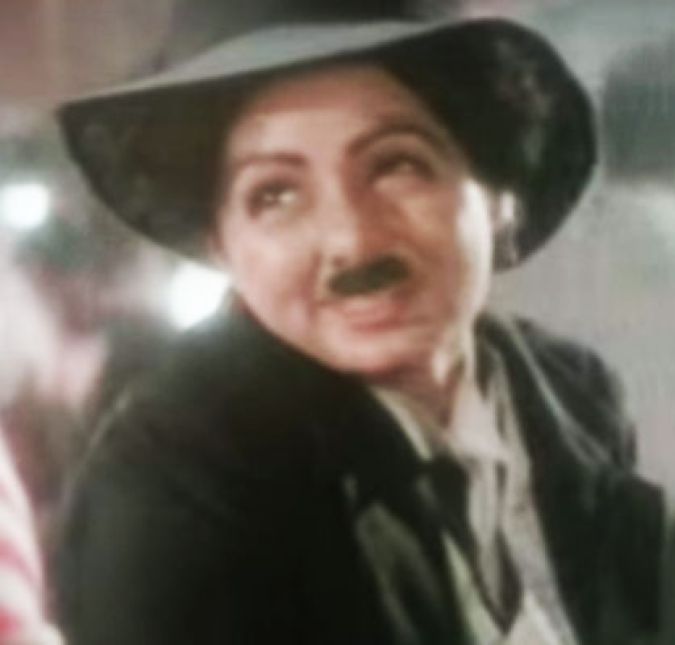 Aliás, quem disse que uma atriz não pode interpretar o Charlie Chaplin? A indiana Sridevi no filme Mr. India interpreta o Carlitos com muito espírito e é com certeza uma das interpretações mais inspiradas dessa lista. Aliás, quem disse que uma atriz não pode interpretar o Charlie Chaplin? A indiana Sridevi no filme Mr. India interpreta o Carlitos com muito espírito e é com certeza uma das interpretações mais inspiradas dessa lista.