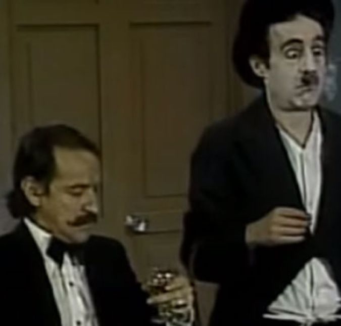 Quem não ama o Chapolin, personagem interpretado por Roberto Bolaños, que passa sempre no canal de televisão SBT em reprises engraçadíssimas? Pois é, esse amor é tanto que Roberto juntou o amor de Chaves com o querido Charlie Chaplin, criando o personagem Chespirito Chaplin, em esquetes divertidas demais! Quem não ama o Chapolin, personagem interpretado por Roberto Bolaños, que passa sempre no canal de televisão SBT em reprises engraçadíssimas? Pois é, esse amor é tanto que Roberto juntou o amor de Chaves com o querido Charlie Chaplin, criando o personagem Chespirito Chaplin, em esquetes divertidas demais!