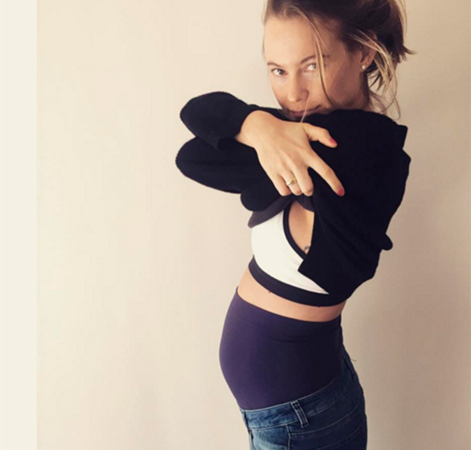 Esposa de Adam Levine, Behati Prinsloo mostra barriga de grávida
