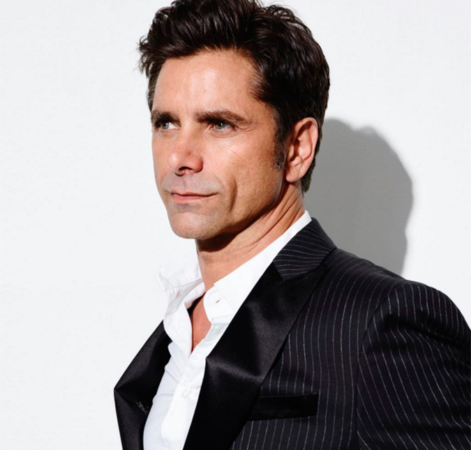 <I>Tenha piedade!</I> John Stamos revela como surgiu sua frase de efeito em <I>Três É Demais</I>, descubra!