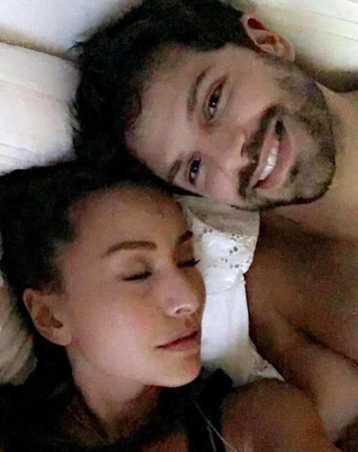 Sabrina Sato e Duda Nagle posam na cama para clique fofo, vem ver!