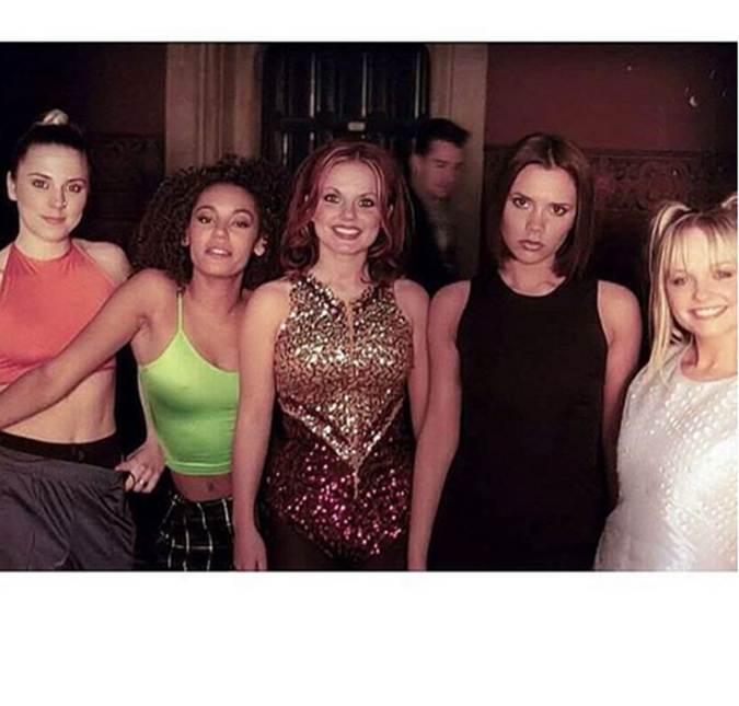 Geri Halliwell celebra os 20 anos de <i>Wannabe</i>, canção que lançou <i>Spice Girls</i> para o sucesso