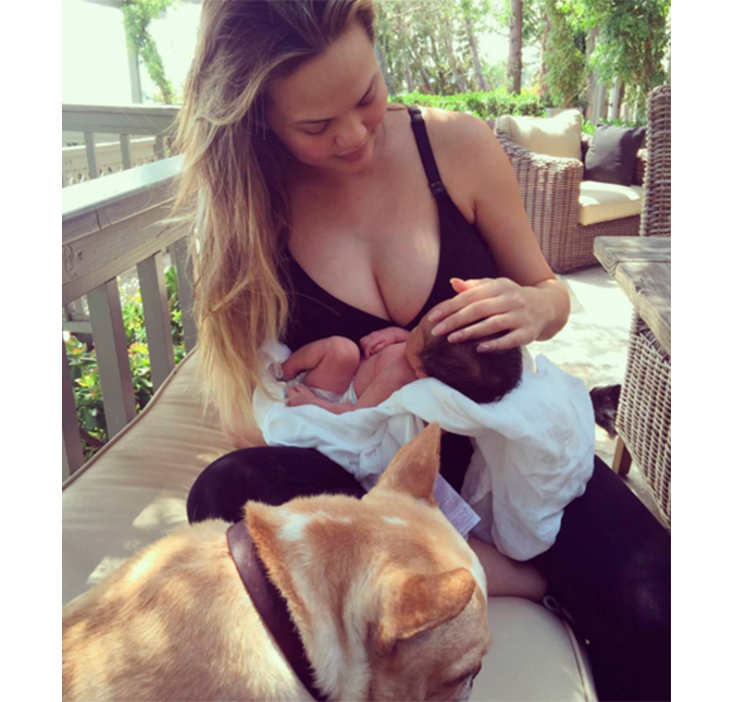 Esposa de John Legend, Chrissy Teigen posa pela primeira vez com a filha recém nascida!