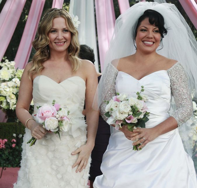 Infelizmente, Grey’s Anatomy é uma série conhecida por destruir os casais que o público ama! Outro exemplo é o casal Arizona e Callie, personagens de Jessica Capshaw e Sara Ramirez, respectivamente. A personagem de Sara era a favorita de muitos espectadores - até mesmo por sua jornada em se descobrir bissexual -, e o relacionamento dela com Arizona levou muitos fãs à loucura. É claro que isso não durou muito e o casal acabou se separando. Mas e se o casamento de Callie e Arizona tivesse dado certo? Nesta versão ESTRELANDO da série, o acidente de avião não teria acontecido, portanto, Arizona não teria perdido sua perna. Com isso, os desentendimentos que acabaram surgindo no casamento teriam desaparecido, e as duas ainda seriam um exemplo de relacionamento e felicidade. Ah, Sophia provavelmente iria ganhar um irmãozinho - ou será que dois? Já pensou se as duas combinassem uma gestação juntas? Seria incrível!