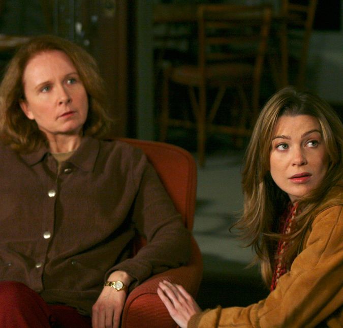 E se Ellis Grey não tivesse Alzheimer e nem morrido? Muita gente iria concordar que a vida de Meredith seria um inferno, mas será que a médica não amadureceria muito mais rápido se a mãe estivesse viva? Durante toda sua vida, Meredith foi criticada pela mãe e teve que lidar com uma série de problemas da vida de Ellis - e normalmente, ela simplesmente abaixava a cabeça e remoía seus sentimentos perante a mãe. Mas todo mundo sabe que, uma hora, chega, não é? E essa hora chegaria para Meredith, que conseguiria se impor de um jeito deslumbrante, sem aceitar mais críticas e julgamentos. Ellis também não é um monstro, apesar de ser uma pessoa bem instável, e conseguiria adaptar sua personalidade e mudar suas atitudes após os sustos que teve com a filha, como quando ela quase morreu afogada. Muito provavelmente ela estaria com Richard, que a ajudaria a passar pelas mudanças, dramas e momentos ruins. Ellis veria na filha uma excelente cirurgiã e até ficaria na sombra de Meredith em alguns casos, ao mesmo tempo em que as duas trabalhariam juntas em outros.