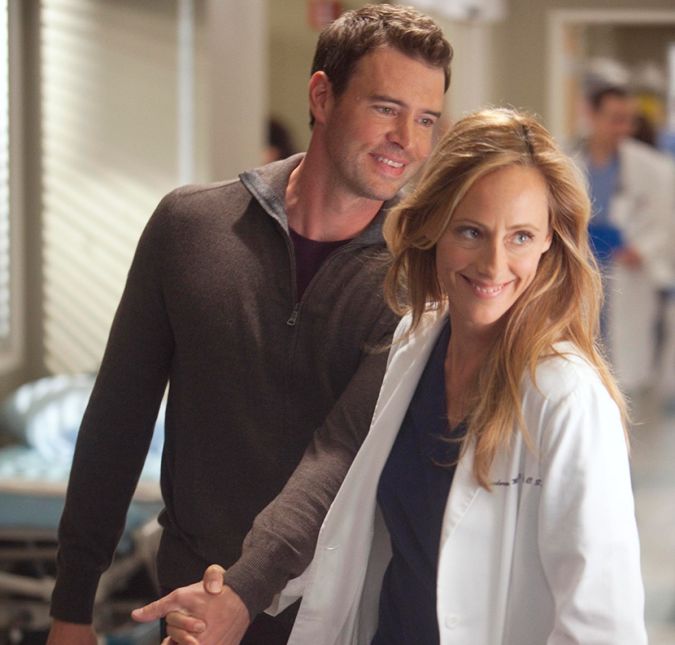 Mas esta aqui, em particular, foi um pouco cruel. E é exatamente isso que iremos mudar agora. Teddy entraria no lugar de Preston Burke como a nova cirurgiã cardiologista do Seattle Grace. Henry acabaria sendo seu paciente, mas diferentemente da série, não teria desenvolvido complicações e nem morrido. Pronto, a crueldade de Shonda já foi embora! Teddy veria alguns problemas em Henry querer começar a estudar novamente, ainda mais para se tornar um cirurgião, mas acabaria aceitando e acompanhando o marido nos estudos, além de ajudá-lo bastante com os deveres. Anos depois, Henry entraria para o time de internos do hospital e se tornaria um ótimo médico, e Teddy daria espaço suficiente para Cristina prosperar em sua carreira, além de permanecer como uma excelente cirurgiã. Ah, bebês também apareceriam nesta história toda - e herdariam os sorrisos lindos dos pais!