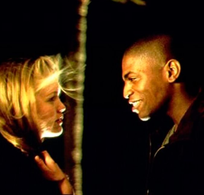 Jogos de Intrigas, estrelado por Julia Stiles, é um reconto de Otelo nos dias atuais. Para quem não sabe, o personagem Otelo é um negro que chega ao posto de oficial e é alvo de ciúmes de Iago, que tenta destruir sua vida. No filme, Otelo é interpretado por Mekhi Phifer, que se transfere para uma escola de brancos para poder jogar futebol. Ao se apaixonar por Desi, interpretada por Julia Stiles, tudo fica bem mais complicado. Jogos de Intrigas, estrelado por Julia Stiles, é um reconto de Otelo nos dias atuais. Para quem não sabe, o personagem Otelo é um negro que chega ao posto de oficial e é alvo de ciúmes de Iago, que tenta destruir sua vida. No filme, Otelo é interpretado por Mekhi Phifer, que se transfere para uma escola de brancos para poder jogar futebol. Ao se apaixonar por Desi, interpretada por Julia Stiles, tudo fica bem mais complicado.