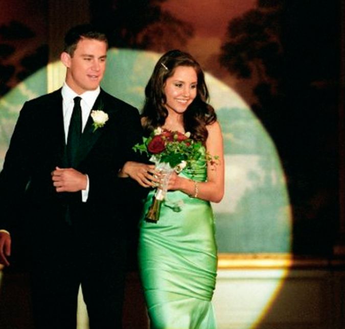 Antes de Amanda Bynes sumir das telonas por problemas pessoais, a atriz estrelou no remake de Quase Igual aos Outros, chamado de Ela é o Cara. Baseado na obra Noite dos Reis do escritor, o filme conta a história de Viola, que assume a identidade do irmão, Sebastian, para jogar futebol. Já no livro, Viola acha que o irmão morreu em um naufrágio e assume sua identidade para ganhar dinheiro. Antes de Amanda Bynes sumir das telonas por problemas pessoais, a atriz estrelou no remake de Quase Igual aos Outros, chamado de Ela é o Cara. Baseado na obra Noite dos Reis do escritor, o filme conta a história de Viola, que assume a identidade do irmão, Sebastian, para jogar futebol. Já no livro, Viola acha que o irmão morreu em um naufrágio e assume sua identidade para ganhar dinheiro.