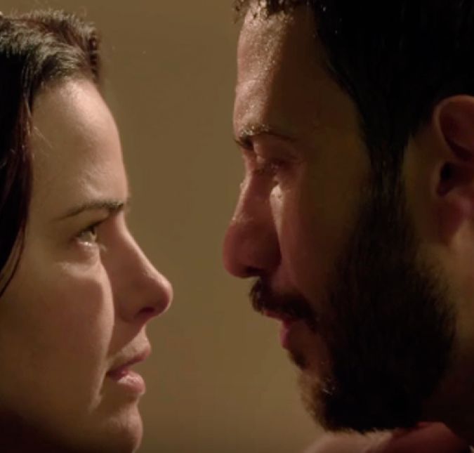 Ana Paula Arósio deu adeus ao cinema e as novelas há muito tempo, mas mesmo assim ela decidiu, quase que por milagre, participar do filme A Floresta que se Move, que é baseada na obra Macbeth. Para aqueles que não sabem, o livro de Shakespeare conta a história dos Macbeths, um casal bastante harmonioso até que o poder sobe à cabeça de Lady Macbeth - isso porque o Lorde Macbeth não sabe que sua Lady trama para assassiná-lo e ocupar seu lugar de direito. Ana Paula Arósio deu adeus ao cinema e as novelas há muito tempo, mas mesmo assim ela decidiu, quase que por milagre, participar do filme A Floresta que se Move, que é baseada na obra Macbeth. Para aqueles que não sabem, o livro de Shakespeare conta a história dos Macbeths, um casal bastante harmonioso até que o poder sobe à cabeça de Lady Macbeth - isso porque o Lorde Macbeth não sabe que sua Lady trama para assassiná-lo e ocupar seu lugar de direito.