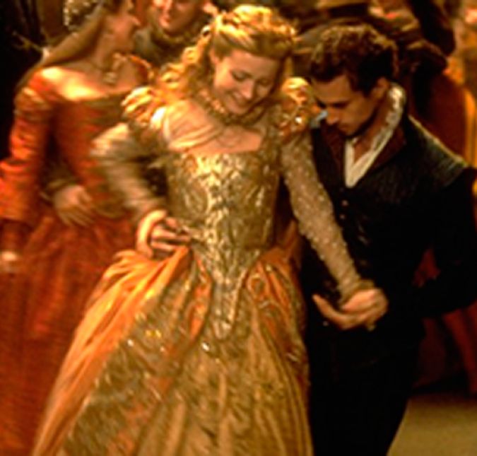 Shakespeare Apaixonado pode até ter dado um Oscar injusto à Gwyneth Paltrow, mas não tem como negar que o filme seja ótimo. No longa, conhecemos a fictícia história de Shakespeare e o acompanhamos enquanto ele se apaixona e cria sua mais importante obra. Shakespeare Apaixonado pode até ter dado um Oscar injusto à Gwyneth Paltrow, mas não tem como negar que o filme seja ótimo. No longa, conhecemos a fictícia história de Shakespeare e o acompanhamos enquanto ele se apaixona e cria sua mais importante obra.