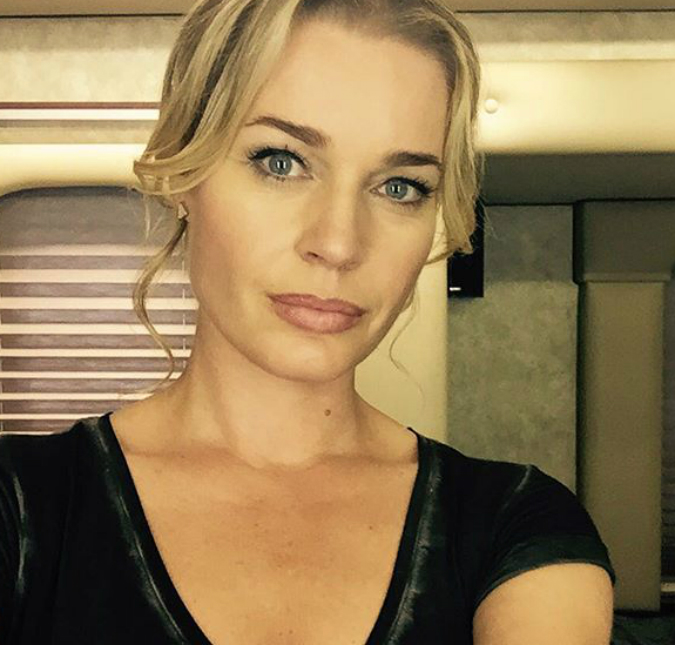 Rebecca Romijn conta que seu cachorrinho a ajudou a superar o divórcio com John Stamos