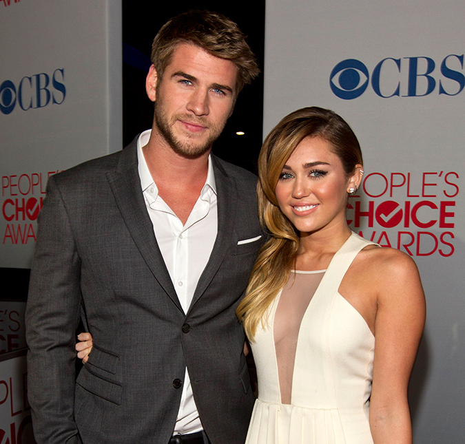 Depois de declarar que não estão noivos, Miley Cyrus e Liam Hemsworth estariam planejando casamento, diz <I>site</I>
