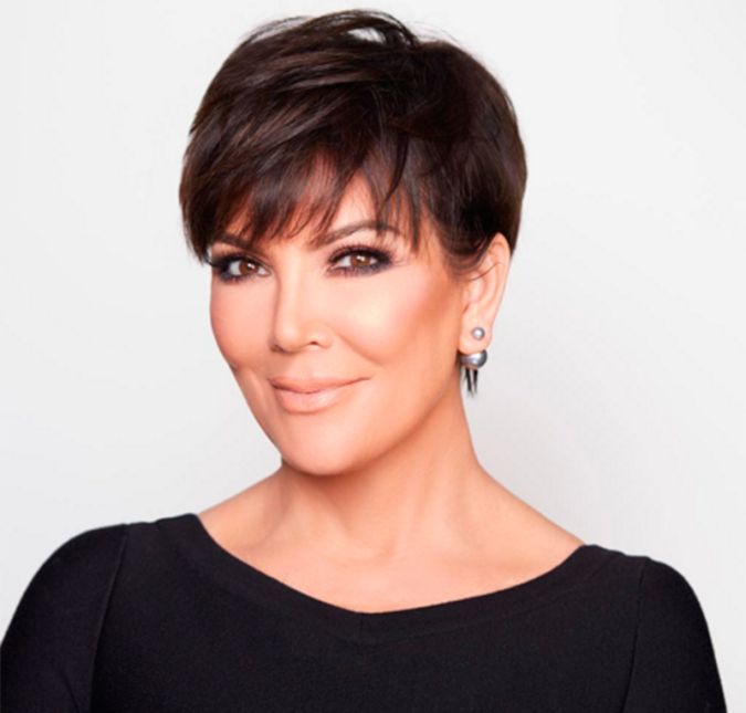 Matriarca da família, Kris Jenner, que fez do sobrenome do falecido marido, o advogado Robert Kardashian, uns dos mais conhecidos do mundo, atualmente carrega o sobrenome do ex, Bruce Jenner, que, após mudar de gênero, passou a se chamar Cailtyn Jenner. Mas muito antes de ter seu próprio reality na televisão, Kris Jenner já tinha uma carreira. Como empresária, abriu com Kourtney Kardashian a boutique Smooch, de roupas infantis. Em 2009, a loja fechou e Kris passou a se dedicar ao sucesso da família. Além disso, Kris também é uma grande produtora e co-administrou a girlband BG5, ou The Beach Girl5.. Além disso, já atuou como apresentadora, com um programa que carregou seu nome, na Fox. Matriarca da família, Kris Jenner, que fez do sobrenome do falecido marido, o advogado Robert Kardashian, uns dos mais conhecidos do mundo, atualmente carrega o sobrenome do ex, Bruce Jenner, que, após mudar de gênero, passou a se chamar Cailtyn Jenner. Mas muito antes de ter seu próprio reality na televisão, Kris Jenner já tinha uma carreira. Como empresária, abriu com Kourtney Kardashian a boutique Smooch, de roupas infantis. Em 2009, a loja fechou e Kris passou a se dedicar ao sucesso da família. Além disso, Kris também é uma grande produtora e co-administrou a girlband BG5, ou The Beach Girl5.. Além disso, já atuou como apresentadora, com um programa que carregou seu nome, na Fox.
