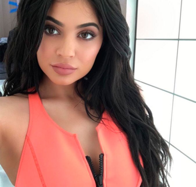 Além de ser uma grande personalidade da mídia e também dar uma de modelo participando de diversos ensaios, Kylie Jenner criou sua própria marca de maquiagens. A Kylie Cosmetics é um verdadeiro sucesso e tem até loja física. Além de ser uma grande personalidade da mídia e também dar uma de modelo participando de diversos ensaios, Kylie Jenner criou sua própria marca de maquiagens. A Kylie Cosmetics é um verdadeiro sucesso e tem até loja física.