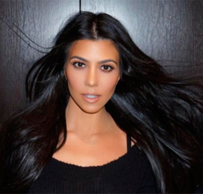 Kourtney Kardashian, por sua vez, também é socialite, mas sempre atuou na coordenação das lojas DASH, além de ter sido estilista da marca. Kourt também atua como modelo e adora uma sessão de fotos! Kourtney Kardashian, por sua vez, também é socialite, mas sempre atuou na coordenação das lojas DASH, além de ter sido estilista da marca. Kourt também atua como modelo e adora uma sessão de fotos!