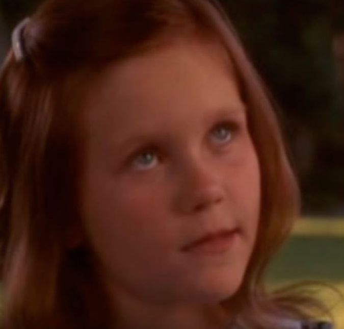 Apesar de fazer comerciais de televisão já com seis anos de idade, um dos primeiros papéis de Kirsten no cinema foi no filme Fogueira das Vaidades, quando ela tinha oito anos. O papel era pequeno, mas a presença de Kirsten era imensa! Apesar de fazer comerciais de televisão já com seis anos de idade, um dos primeiros papéis de Kirsten no cinema foi no filme Fogueira das Vaidades, quando ela tinha oito anos. O papel era pequeno, mas a presença de Kirsten era imensa!