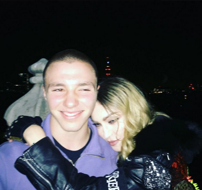 Madonna posta foto abraçada com o filho, Rocco