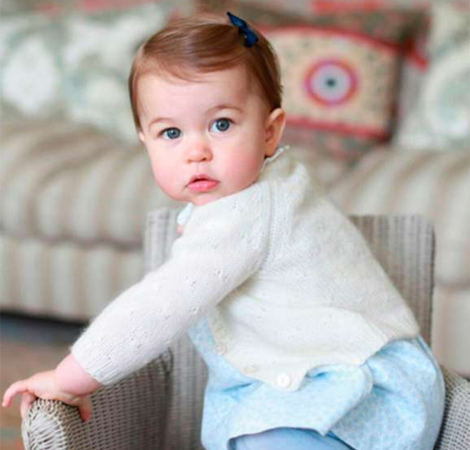 Princesa Charlotte ganha de aniversário chocalho cheio de joias avaliado em 153 mil reais. Veja o que mais ela ganhou!